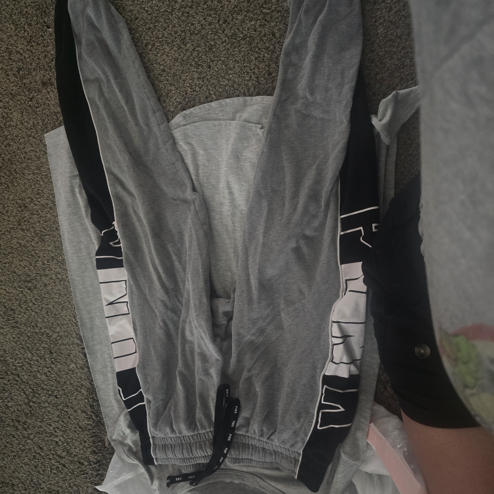 PINK Victoria's Secret 3 Leggings Plus Variety Of Shirts Like New - Picture 3 of 13